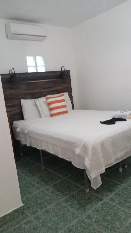Beach Club Budget Rooms At Popeyes Кей-Колкер Екстер'єр фото