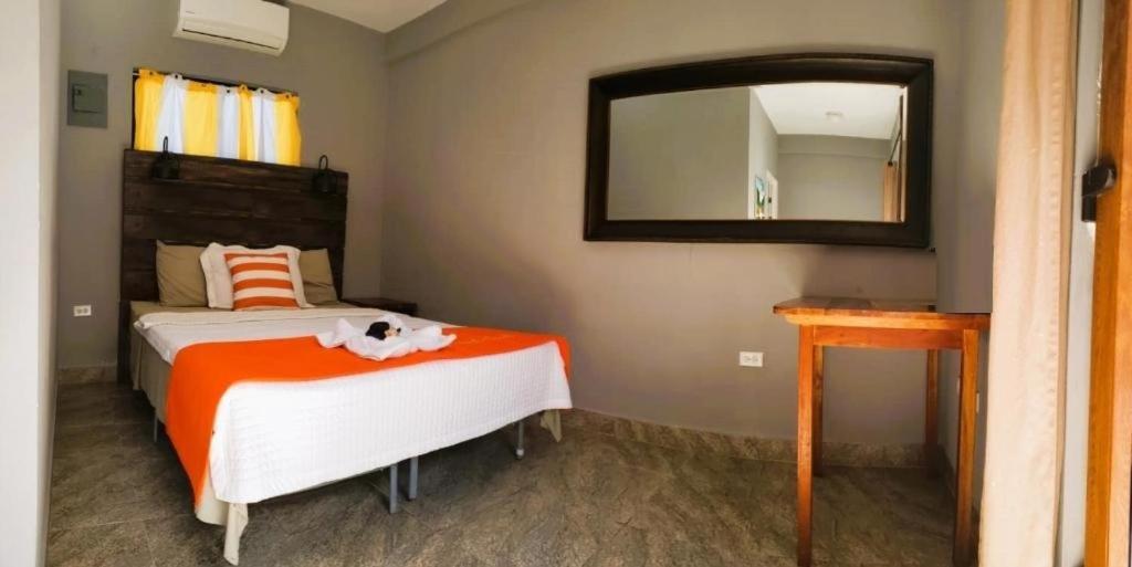 Beach Club Budget Rooms At Popeyes Кей-Колкер Екстер'єр фото