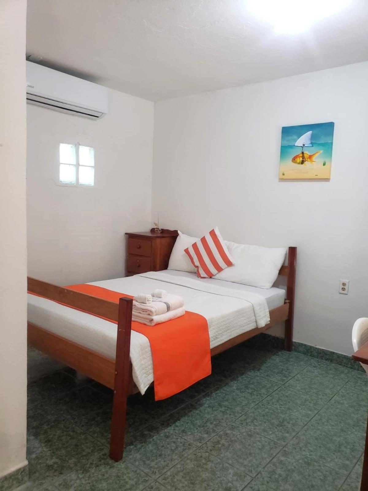Beach Club Budget Rooms At Popeyes Кей-Колкер Екстер'єр фото