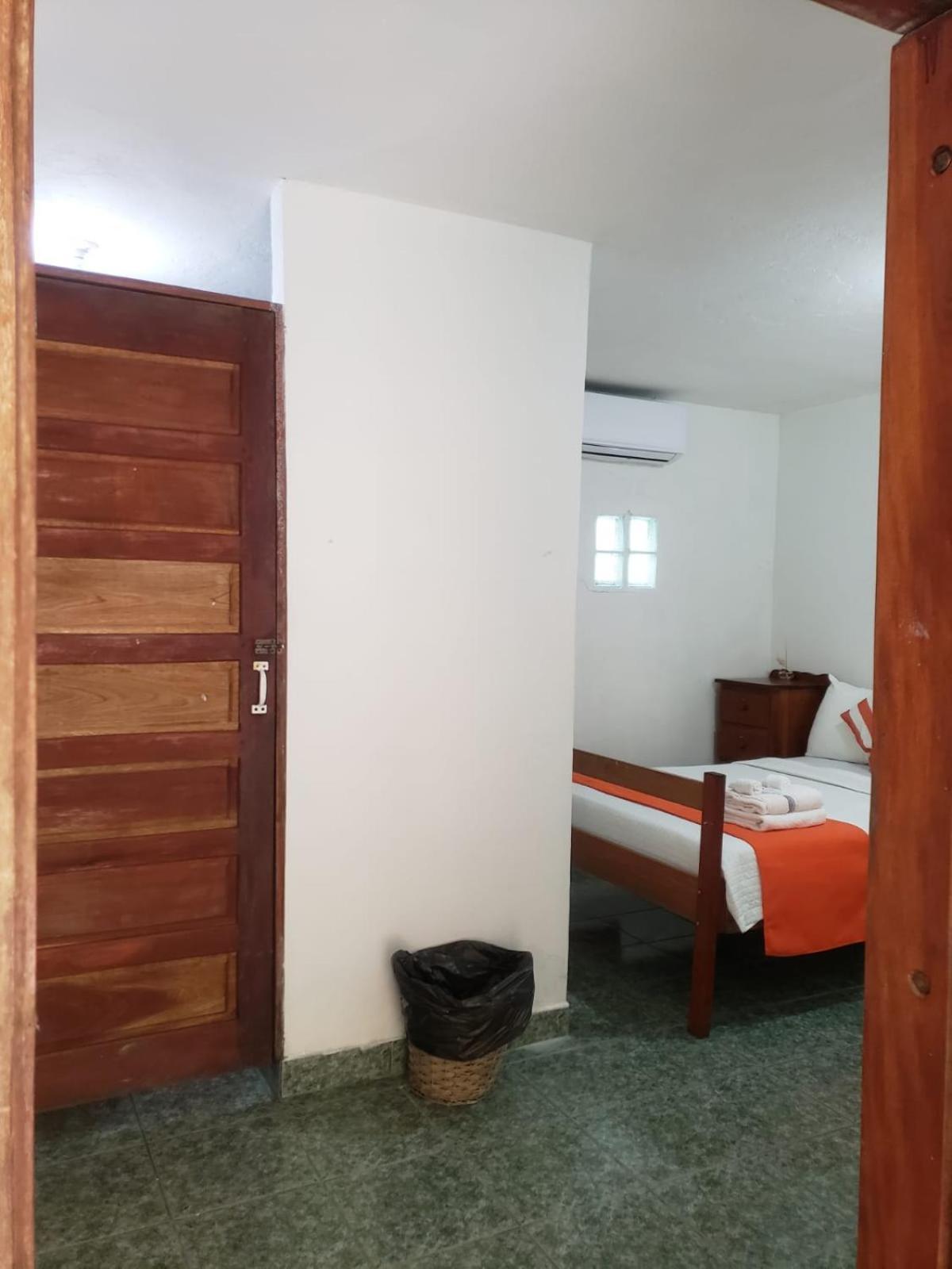 Beach Club Budget Rooms At Popeyes Кей-Колкер Екстер'єр фото