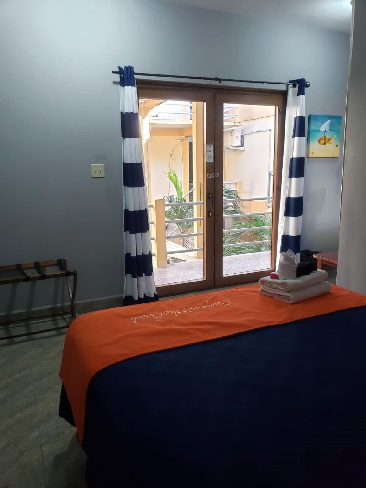 Beach Club Budget Rooms At Popeyes Кей-Колкер Екстер'єр фото