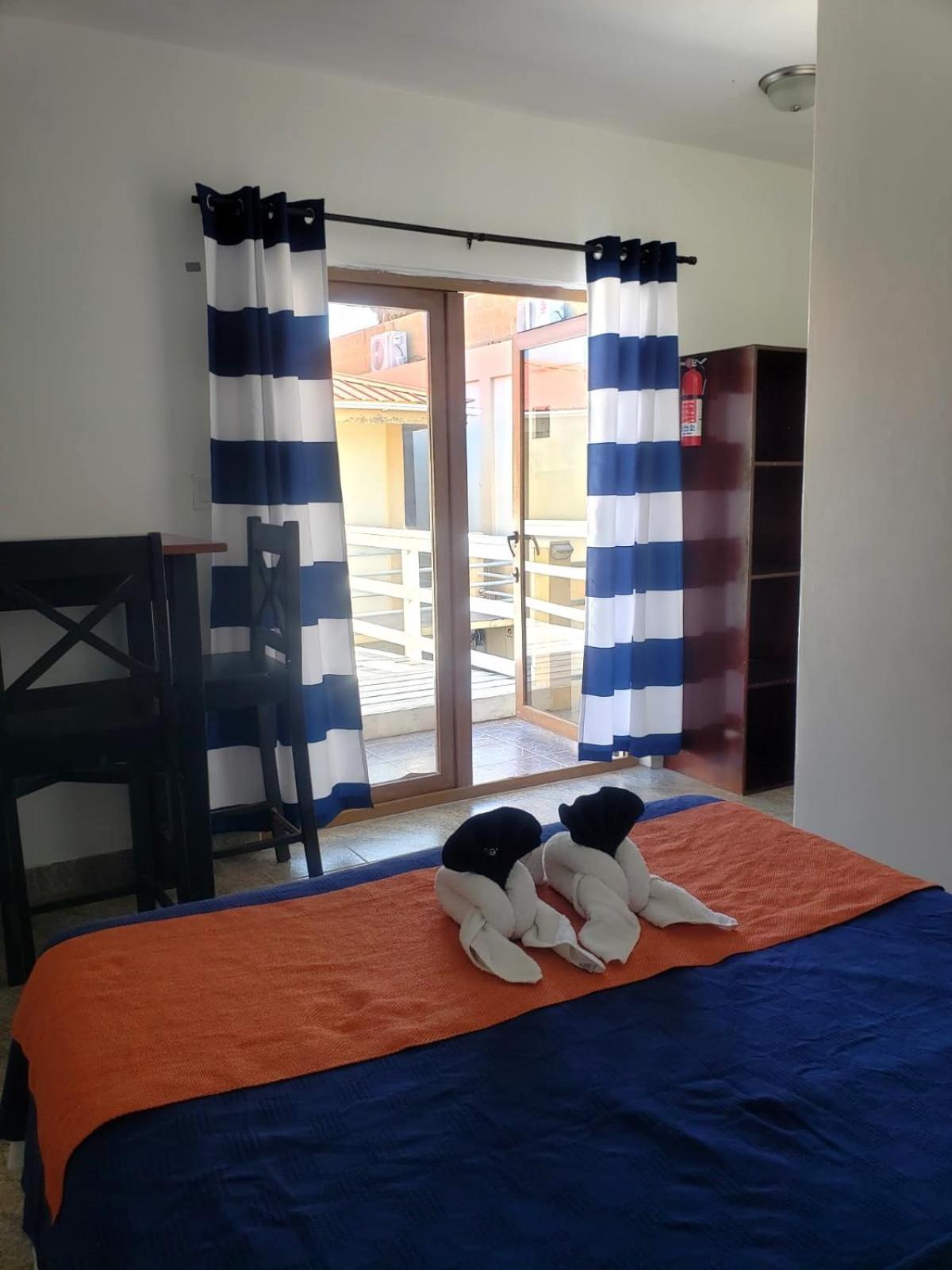 Beach Club Budget Rooms At Popeyes Кей-Колкер Екстер'єр фото