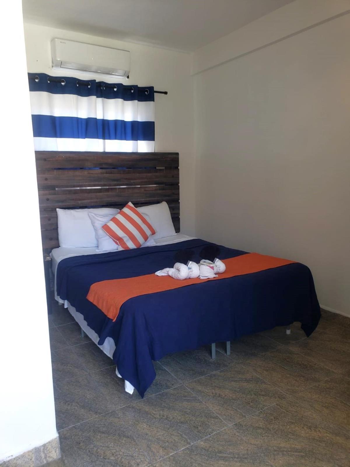 Beach Club Budget Rooms At Popeyes Кей-Колкер Екстер'єр фото