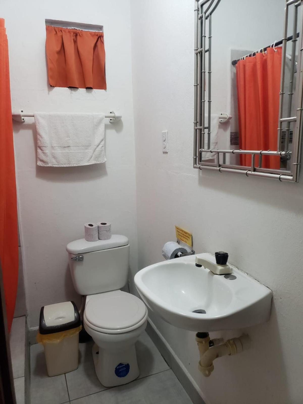 Beach Club Budget Rooms At Popeyes Кей-Колкер Екстер'єр фото