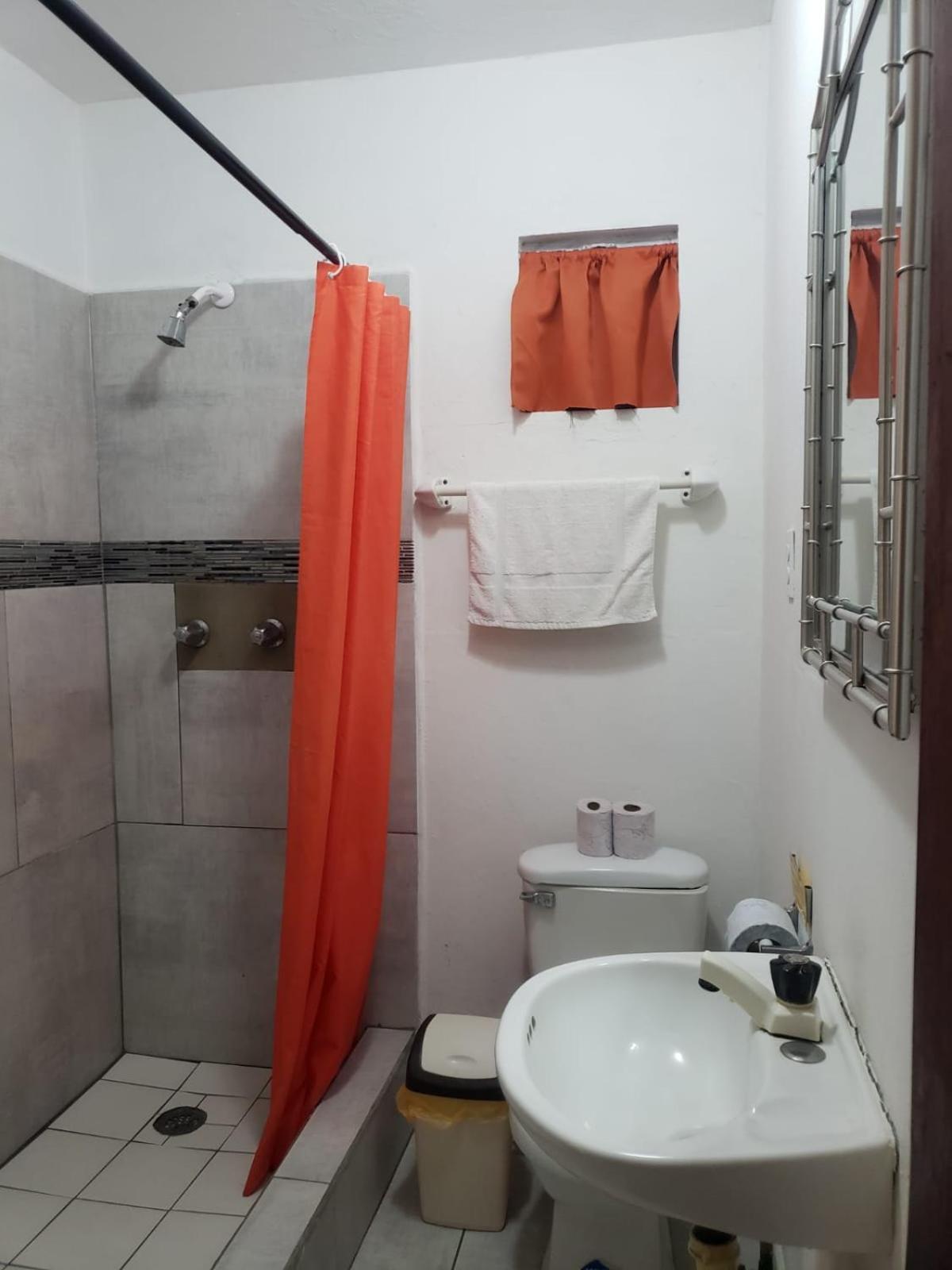 Beach Club Budget Rooms At Popeyes Кей-Колкер Екстер'єр фото