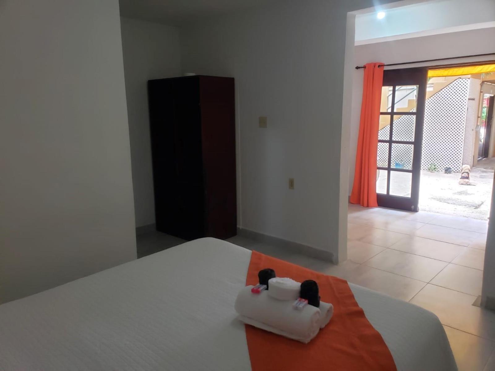 Beach Club Budget Rooms At Popeyes Кей-Колкер Екстер'єр фото