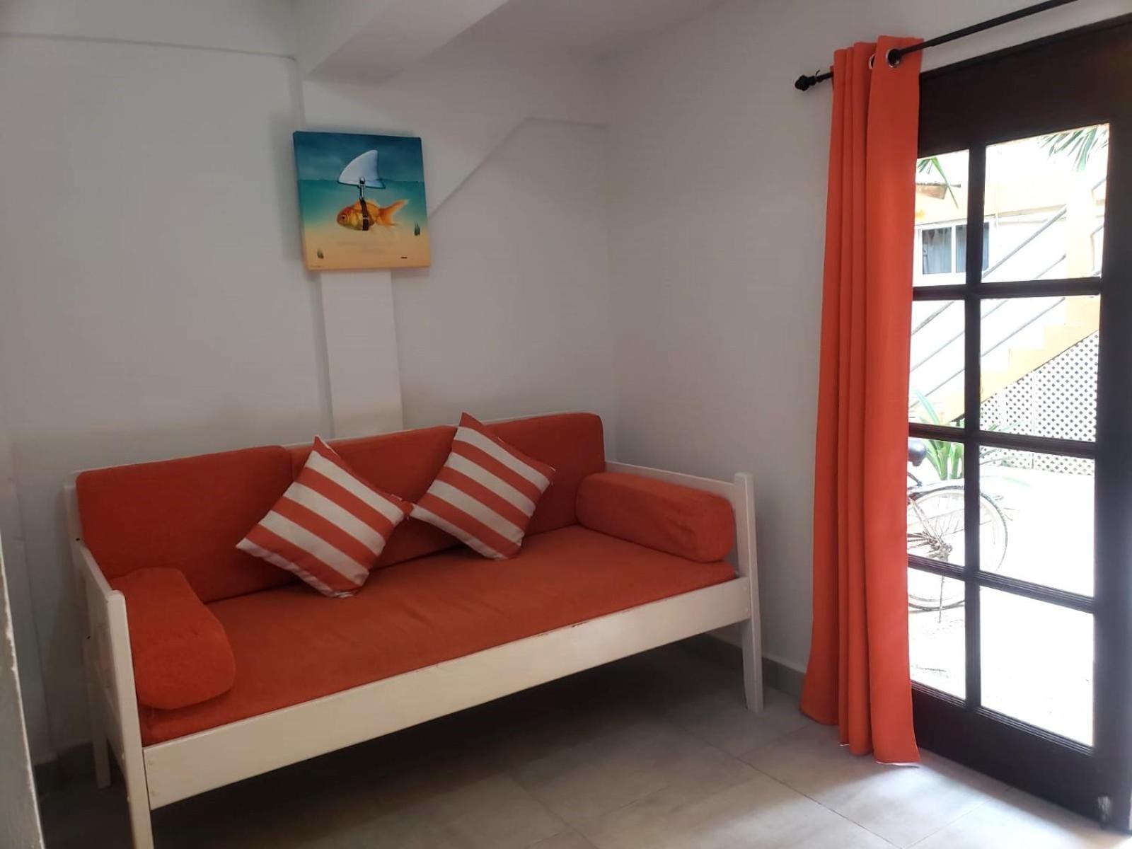 Beach Club Budget Rooms At Popeyes Кей-Колкер Екстер'єр фото