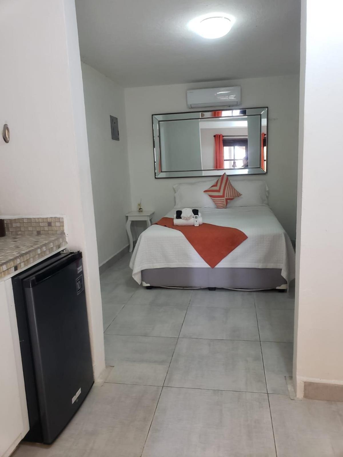 Beach Club Budget Rooms At Popeyes Кей-Колкер Екстер'єр фото